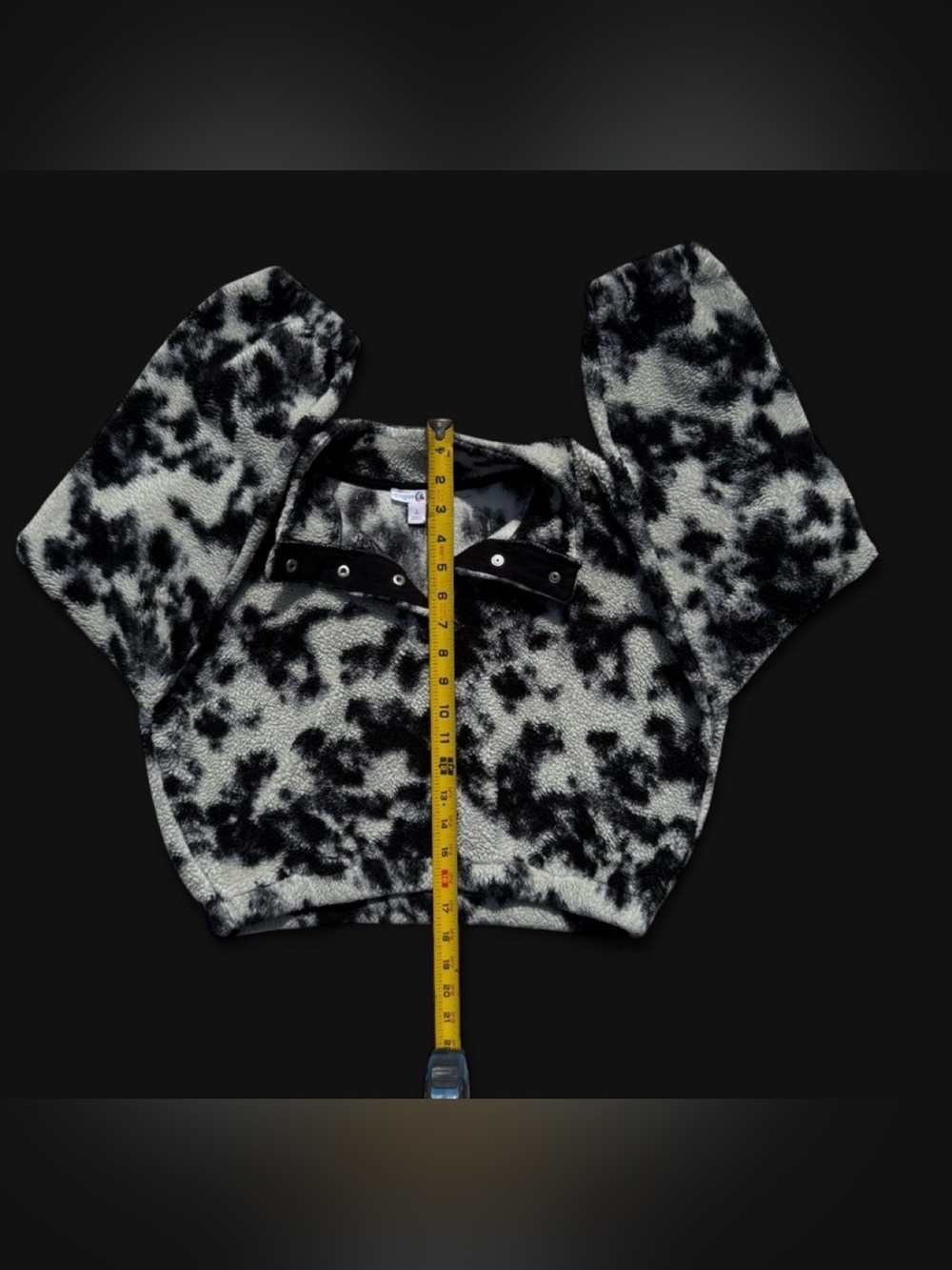 Girls cropped, quarter-snap fleece pullover from the brand Sugar & Jade. - Picture 4 of 7